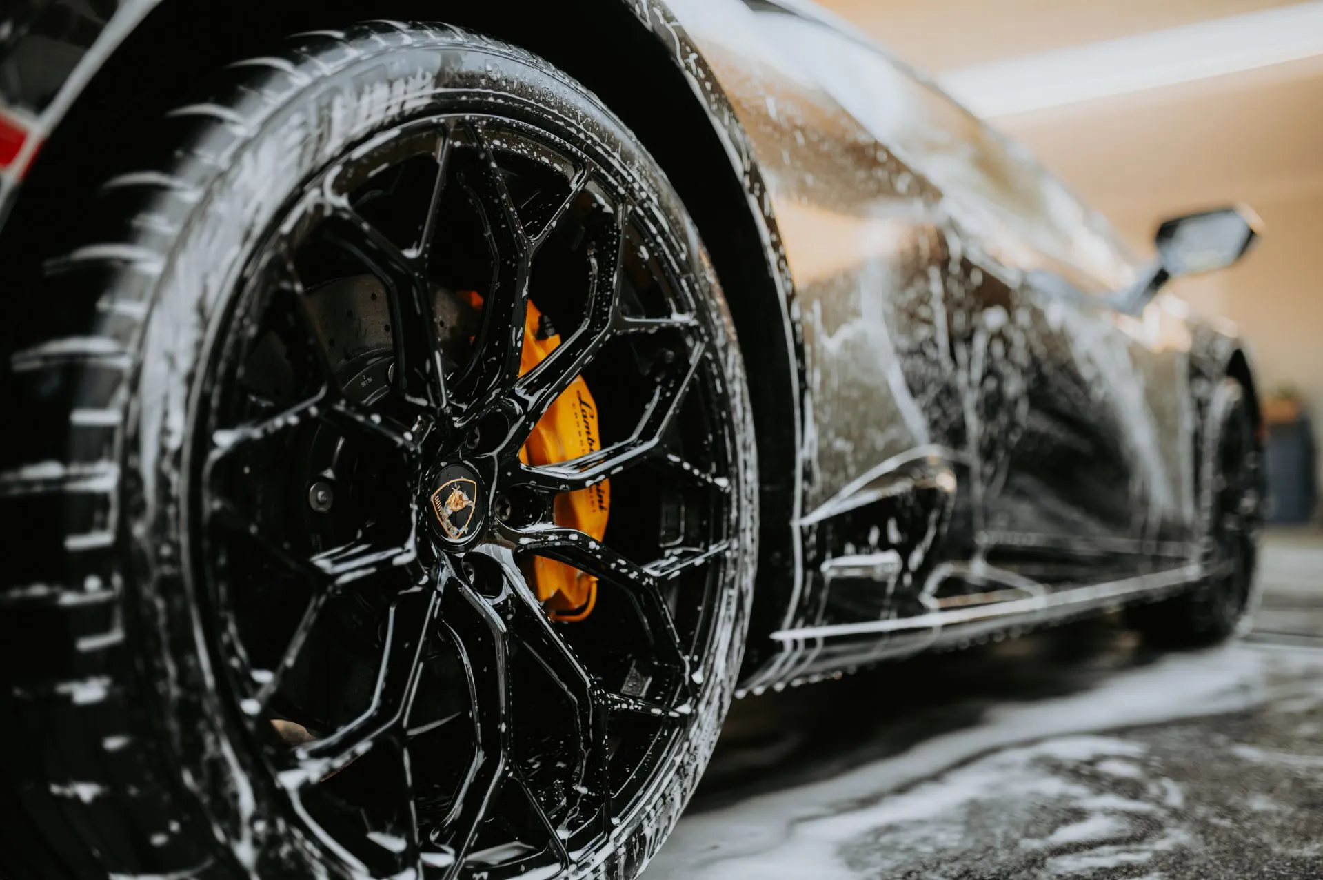 Daniel Detailing - detaliu roată Lamborghini în timpul spălării